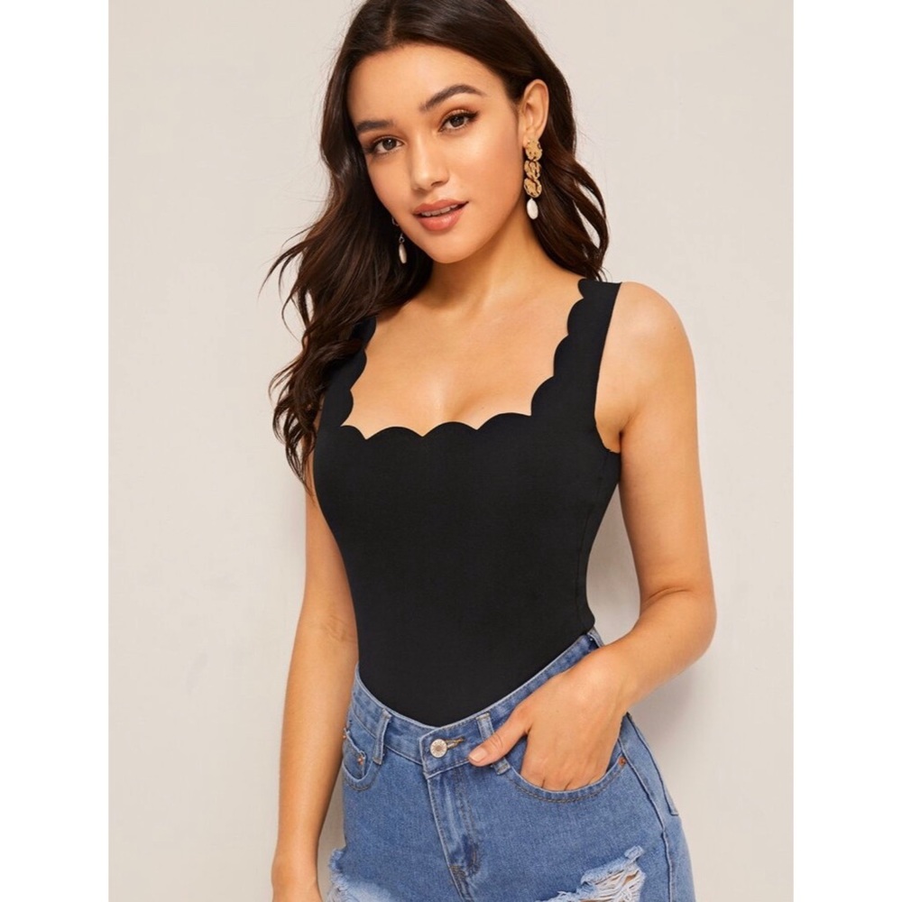 ❗️LAST CHANCE❗️NWOT Scallop Trimmed Top